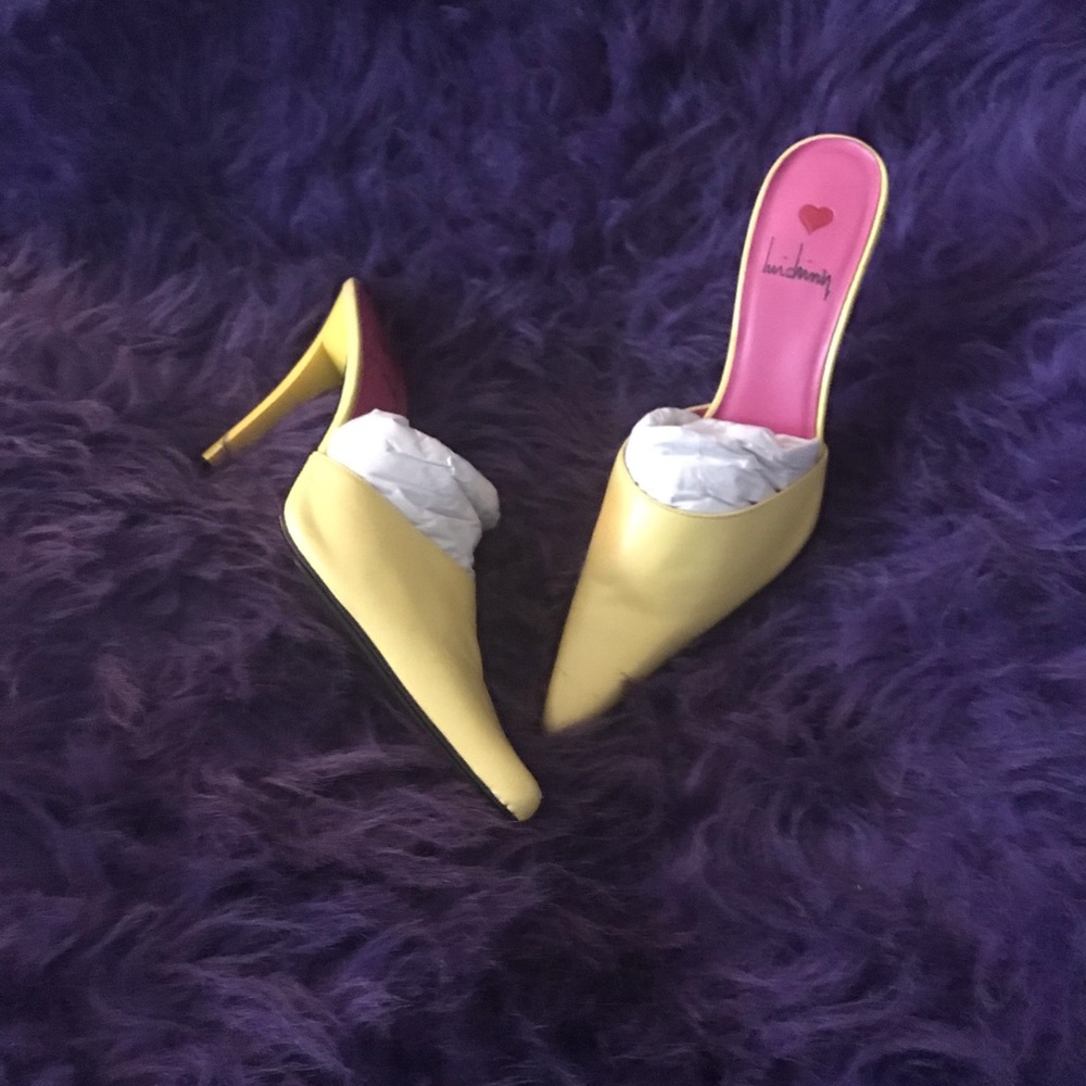 Luchiny yellow leather slides size 7